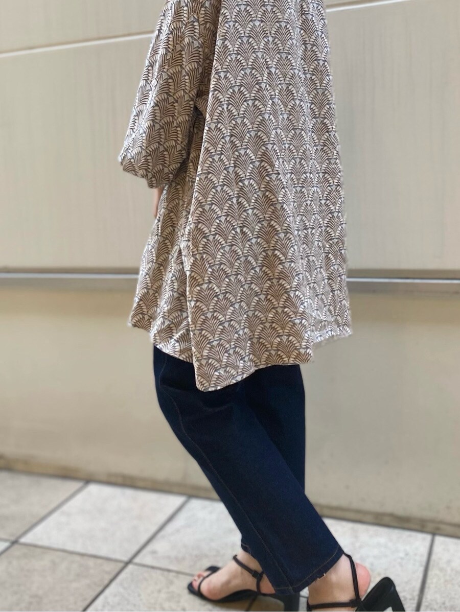 ブルー系のデニムパンツ、ブラック系のサンダルを着用したレディースの春コーディネートの8枚目の写真