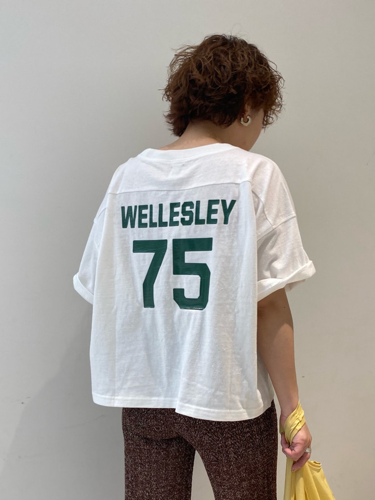 ブラック系のサンダル、イエロー系のハンドバッグ、ホワイト系のTシャツ/カットソーを着用したレディースの春コーディネートの5枚目の写真