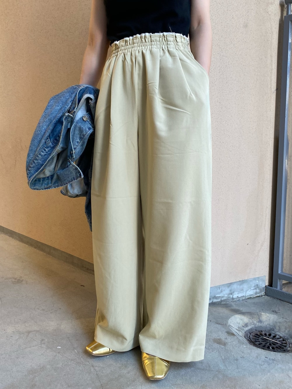 グリーン系のその他パンツ、ブルー系のデニムジャケット、ブラック系のキャミソールを着用したレディースの秋コーディネートの4枚目の写真