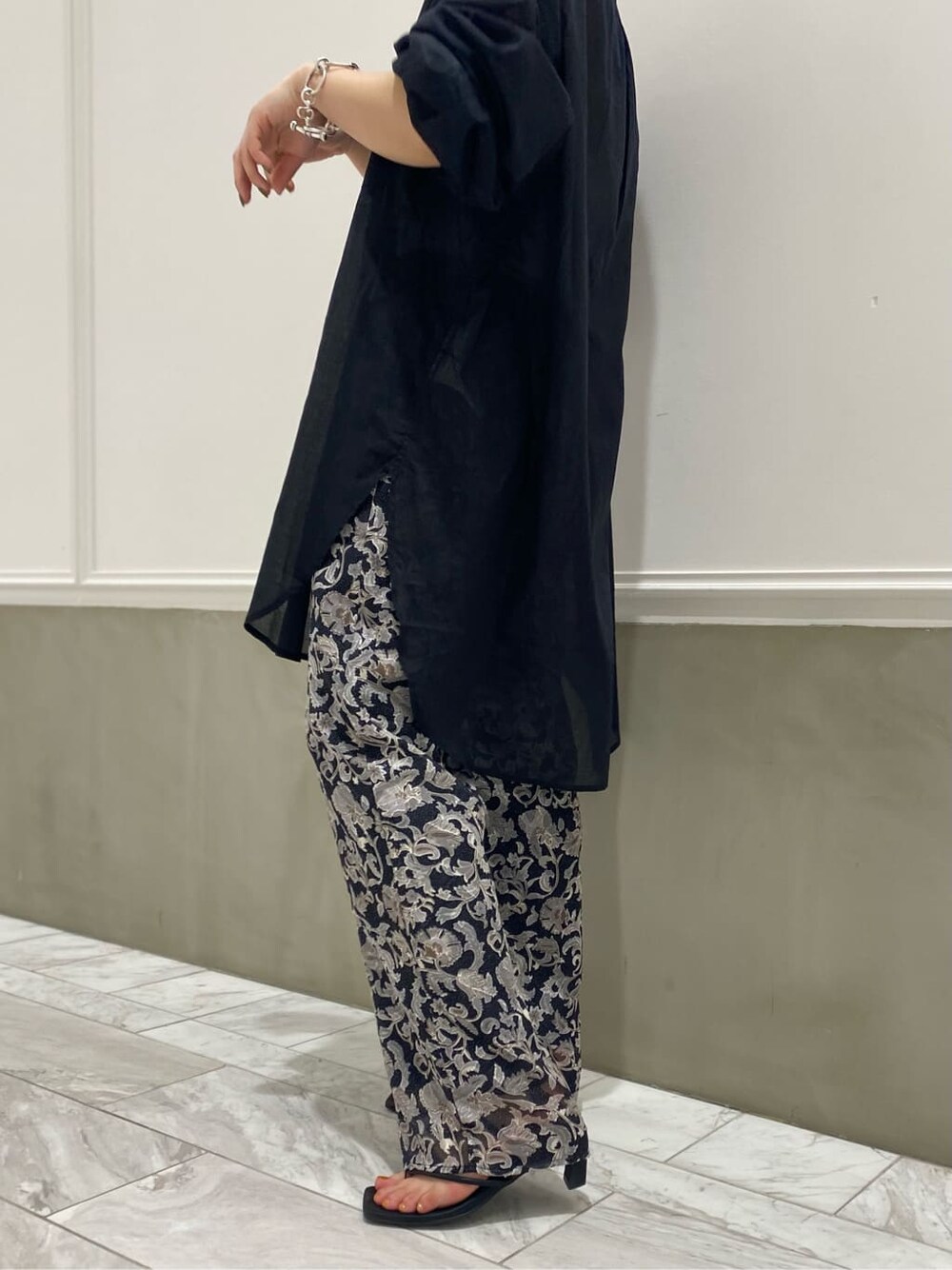 ブラック系のシャツ/ブラウス、ブラック系のその他パンツを着用したレディースの夏コーディネートの2枚目の写真