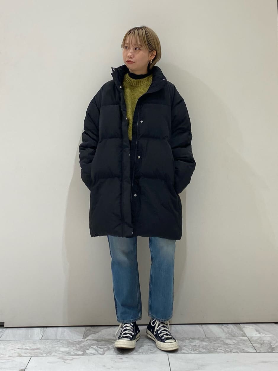 ブラック系のTシャツ/カットソー、ブルー系のデニムパンツ、ブラック系のダウンジャケット/コートを着用したレディースの秋コーディネートの3枚目の写真