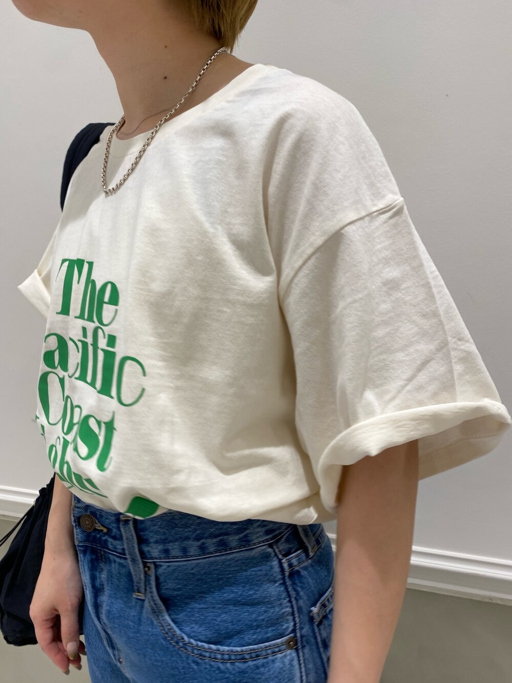 ホワイト系のTシャツ/カットソー、ブラック系のバックパック/リュックを着用したレディースの春コーディネートの5枚目の写真