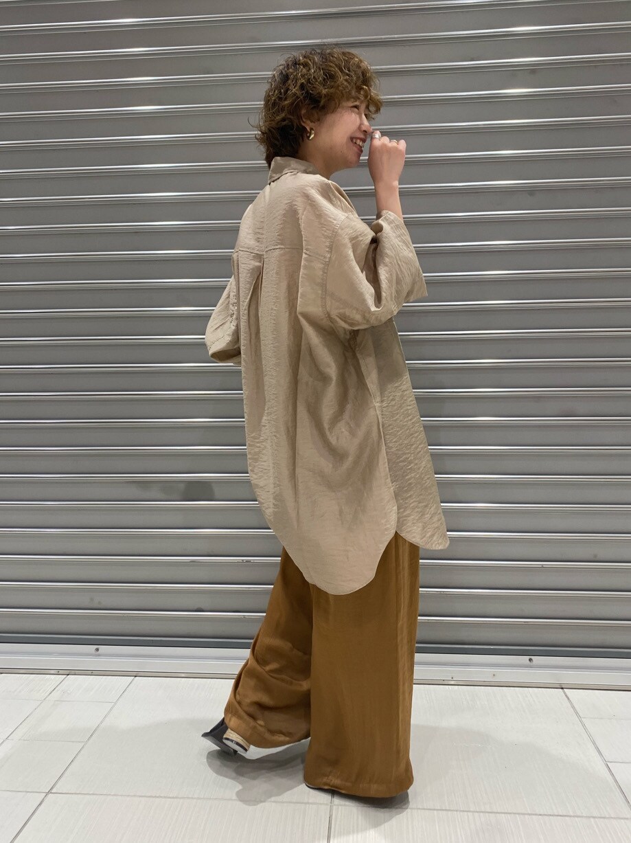ベージュ系のシャツ/ブラウス、ブラウン系のその他パンツ、ブラック系のサンダルを着用したレディースの春コーディネートの2枚目の写真