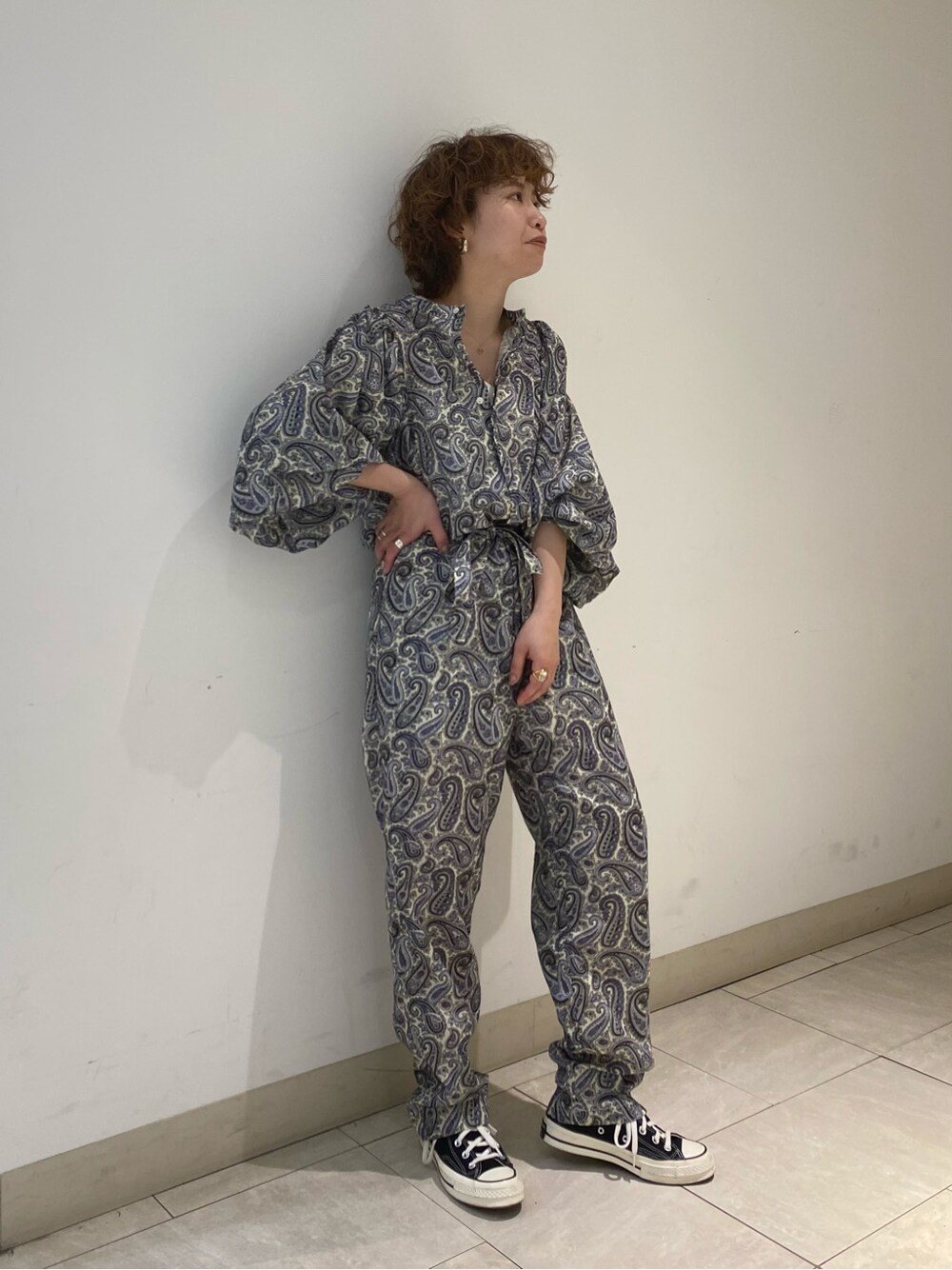 ブルー系のつなぎ/オールインワン、ホワイト系のタンクトップを着用したレディースの春コーディネートの5枚目の写真