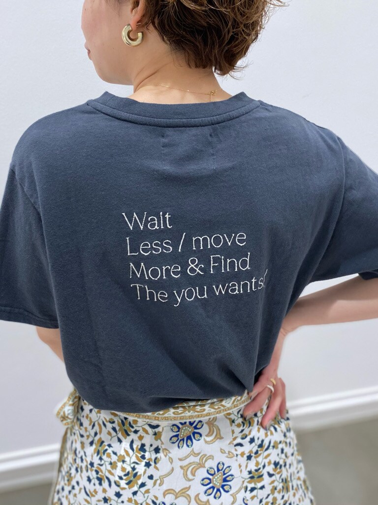 ホワイト系のスカート、グレー系のTシャツ/カットソーを着用したレディースの春コーディネートの5枚目の写真