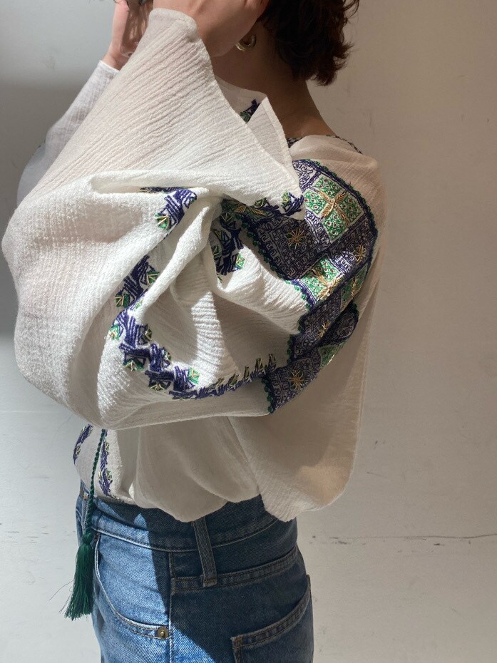 ホワイト系のシャツ/ブラウスを着用したレディースの春コーディネートの4枚目の写真