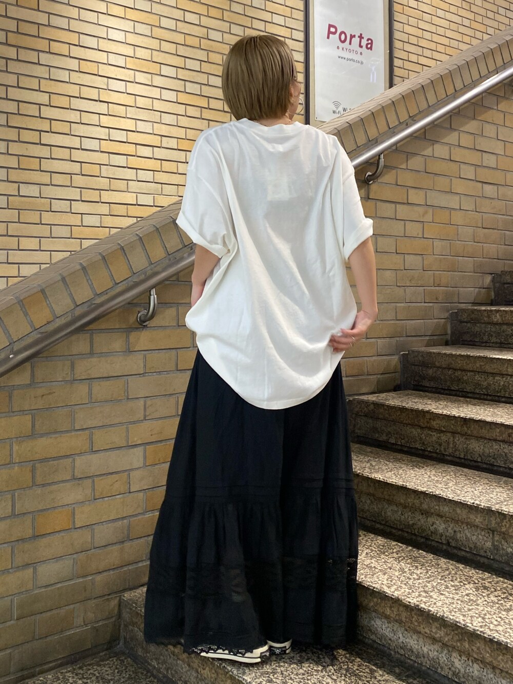 ブラック系のスカート、ホワイト系のTシャツ/カットソーを着用したレディースの夏コーディネートの3枚目の写真