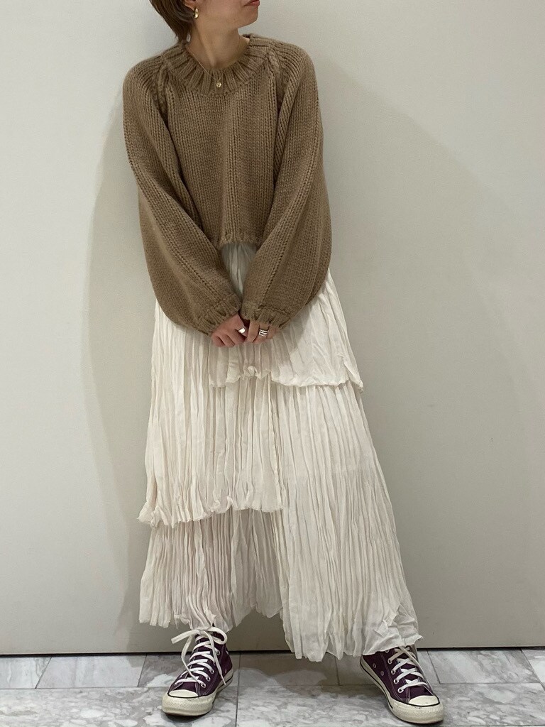 ホワイト系のスカート、ベージュ系のニット/セーターを着用したレディースの冬コーディネートの4枚目の写真