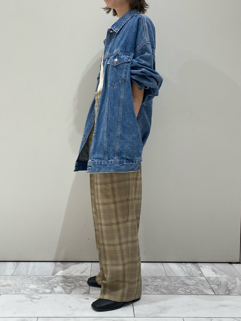 その他のその他パンツ、ブルー系のデニムジャケット、ホワイト系のキャミソールを着用したレディースの秋コーディネートの4枚目の写真