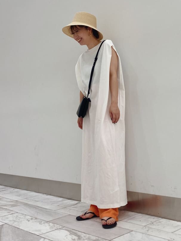 ホワイト系のワンピース、オレンジ系のその他パンツ、ブラック系のショルダーバッグを着用したレディースの夏コーディネートの2枚目の写真