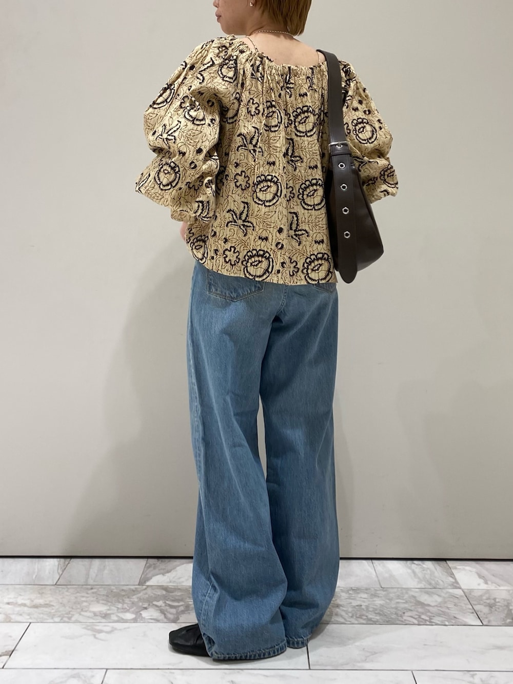 ブルー系のデニムパンツ、その他のシャツ/ブラウス、ブラウン系のショルダーバッグを着用したレディースの春コーディネートの2枚目の写真