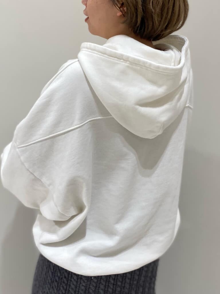 ブラウン系のブルゾン、ホワイト系のパーカー、グレー系のスカートを着用したレディースの秋コーディネートの3枚目の写真