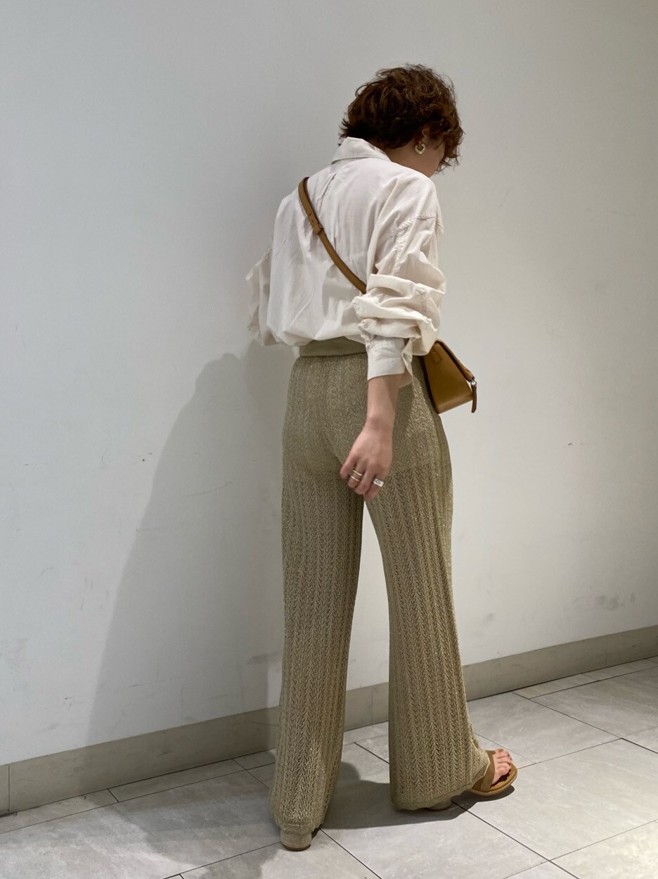 ホワイト系のシャツ/ブラウス、ブラウン系のサンダル、ゴールド系のその他パンツを着用したレディースの春コーディネートの3枚目の写真