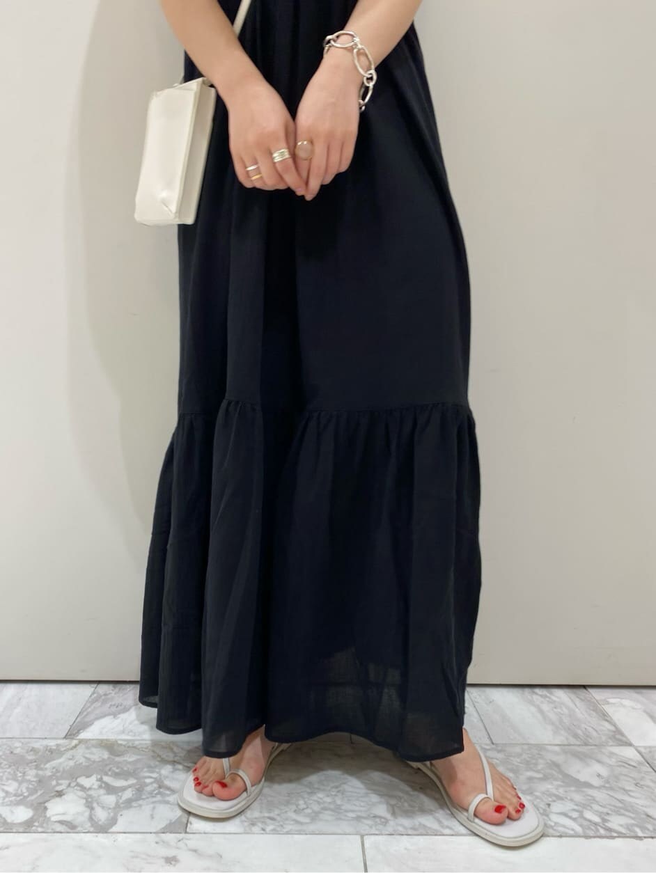 ホワイト系のボディバッグ/ウエストポーチ、ホワイト系のサンダルを着用したレディースの夏コーディネートの6枚目の写真