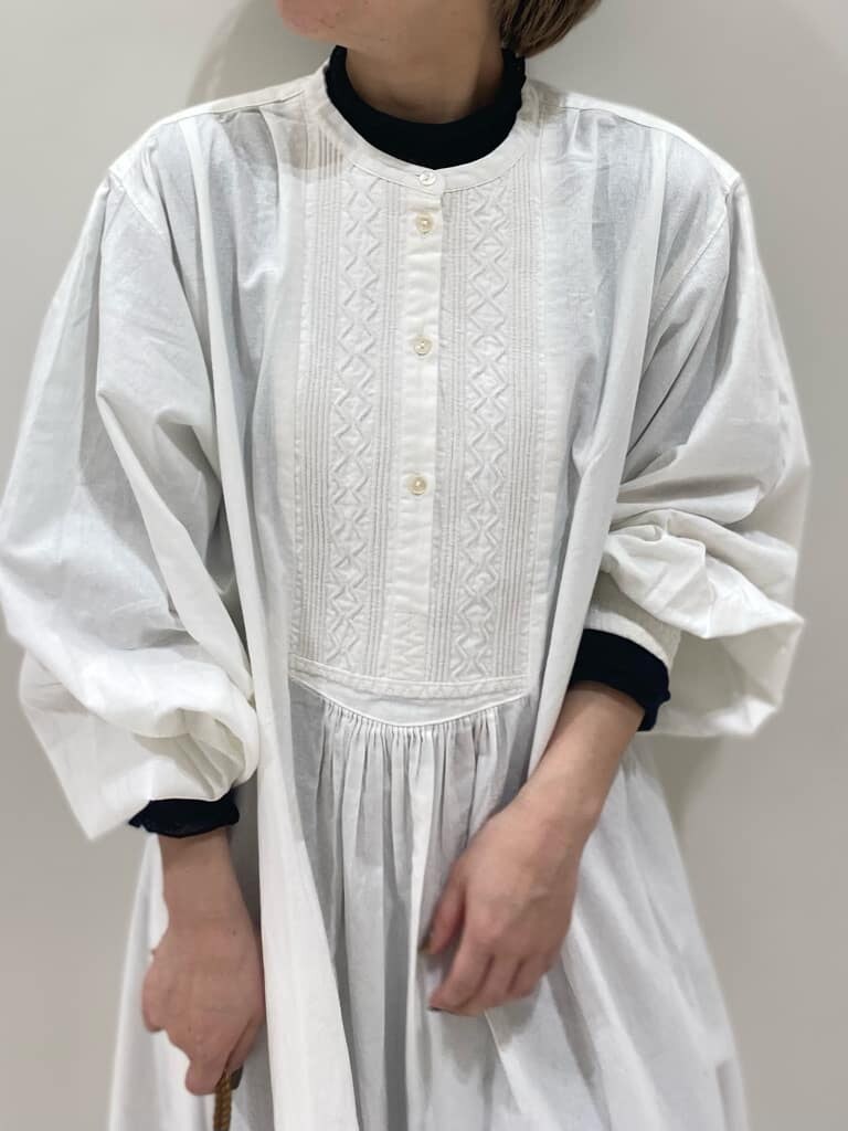 ホワイト系のハンドバッグ、ホワイト系のワンピースを着用したレディースの秋コーディネートの6枚目の写真