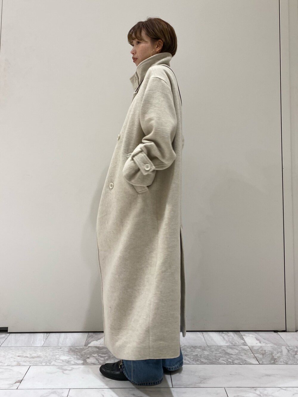 ホワイト系のその他アウター、ブルー系のデニムパンツを着用したレディースの冬コーディネートの3枚目の写真