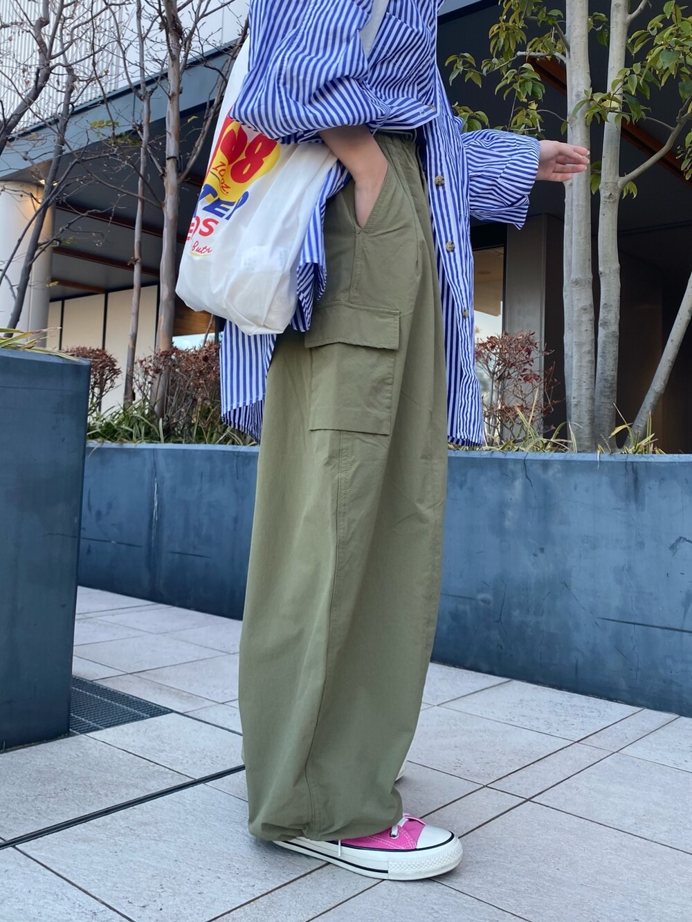 ブルー系のシャツ/ブラウス、グリーン系のカーゴパンツ、ホワイト系のエコバッグ/サブバッグを着用したレディースの冬コーディネートの4枚目の写真