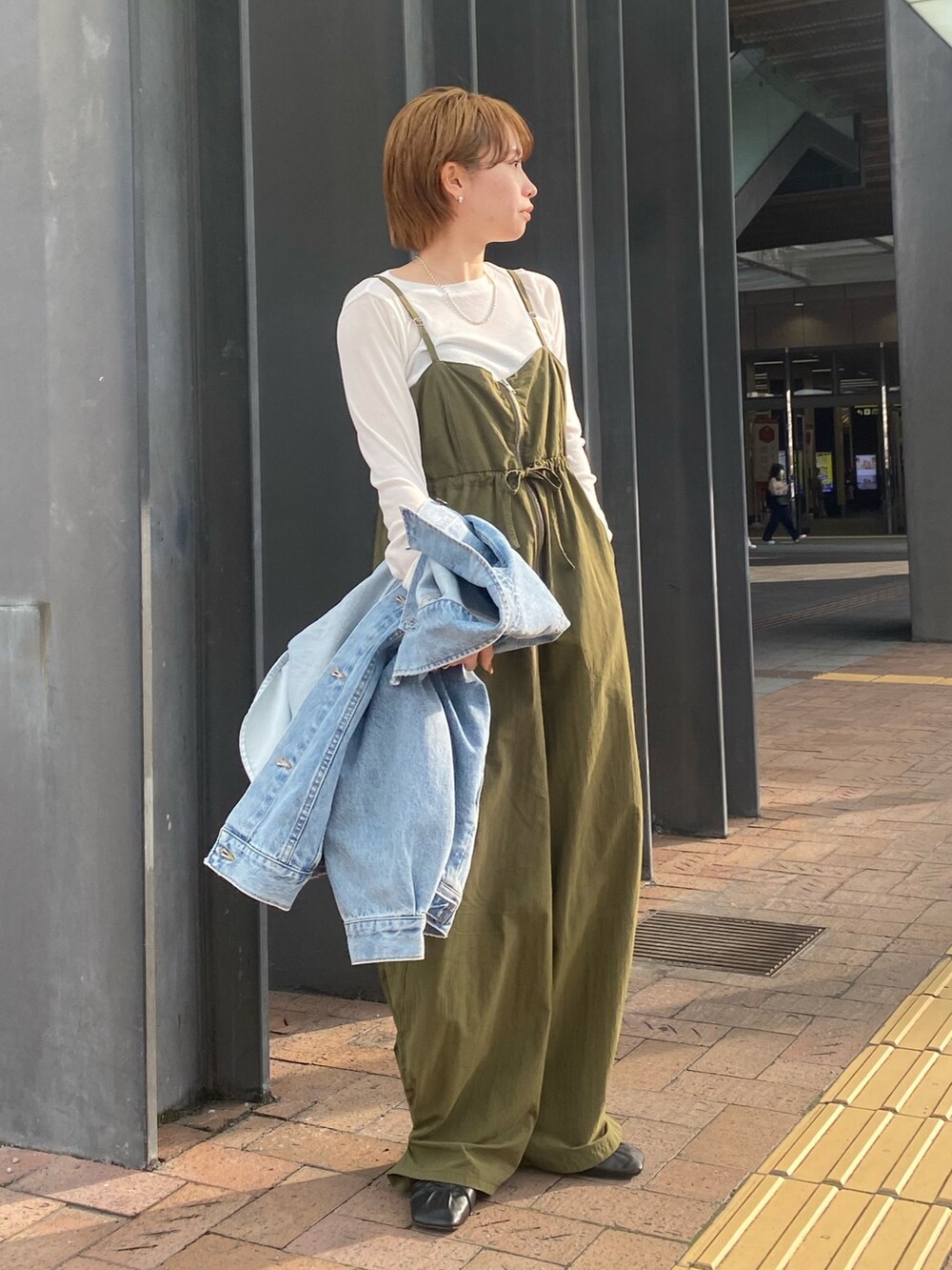 グリーン系のサロペット/オーバーオール、ブルー系のデニムジャケット、ホワイト系のTシャツ/カットソーを着用したレディースの冬コーディネートの2枚目の写真