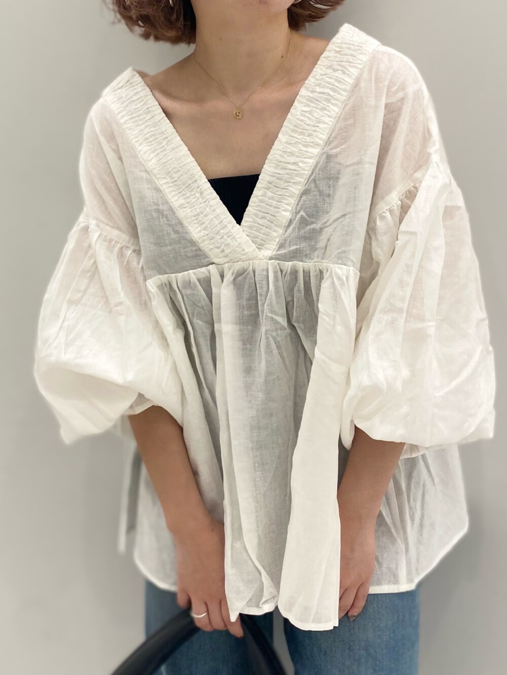 ホワイト系のシャツ/ブラウス、ブルー系のデニムパンツを着用したレディースの夏コーディネートの4枚目の写真