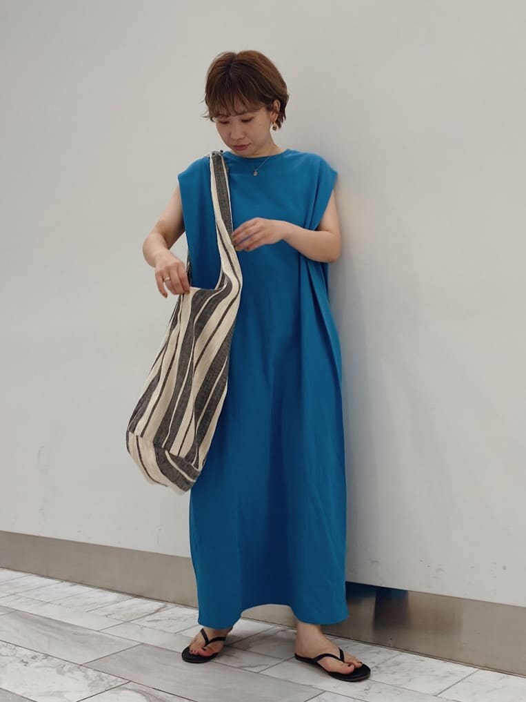 ブルー系のワンピースを着用したレディースの夏コーディネートの2枚目の写真