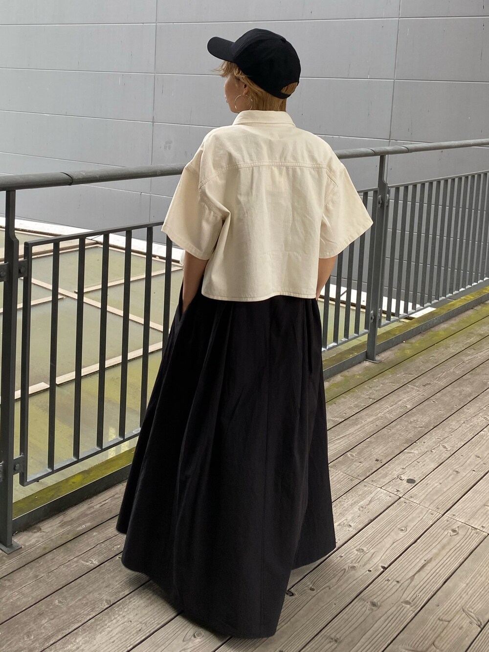 ホワイト系のシャツ/ブラウス、ブラック系のワンピース、グレー系のキャップを着用したレディースの春コーディネートの3枚目の写真