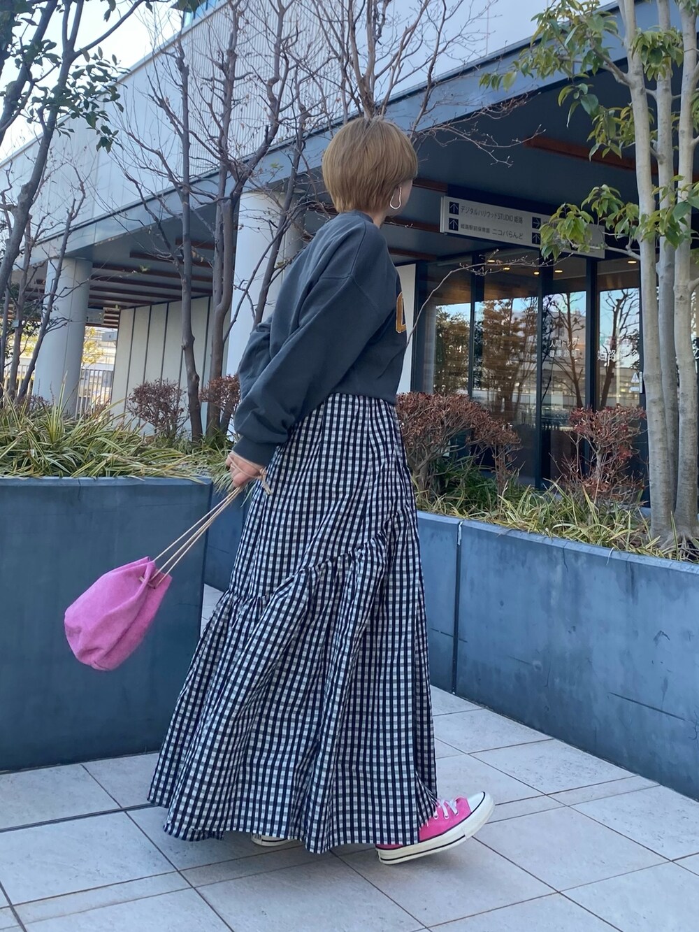 その他のスカート、グレー系のTシャツ/カットソー、ピンク系のハンドバッグを着用したレディースの冬コーディネートの2枚目の写真