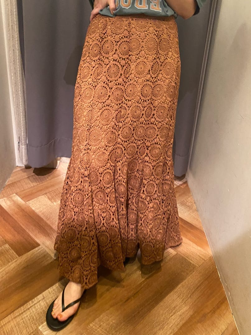 ブラウン系のスカート、グリーン系のTシャツ/カットソーを着用したレディースの夏コーディネートの6枚目の写真