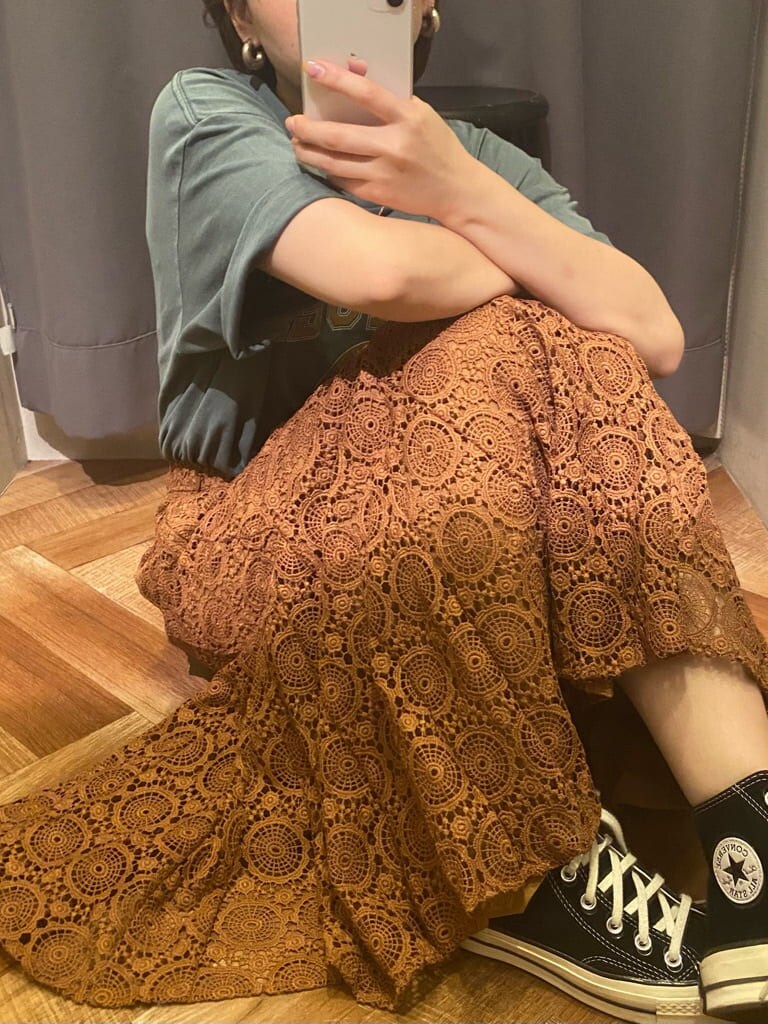 ブラウン系のスカート、グリーン系のTシャツ/カットソーを着用したレディースの夏コーディネートの2枚目の写真