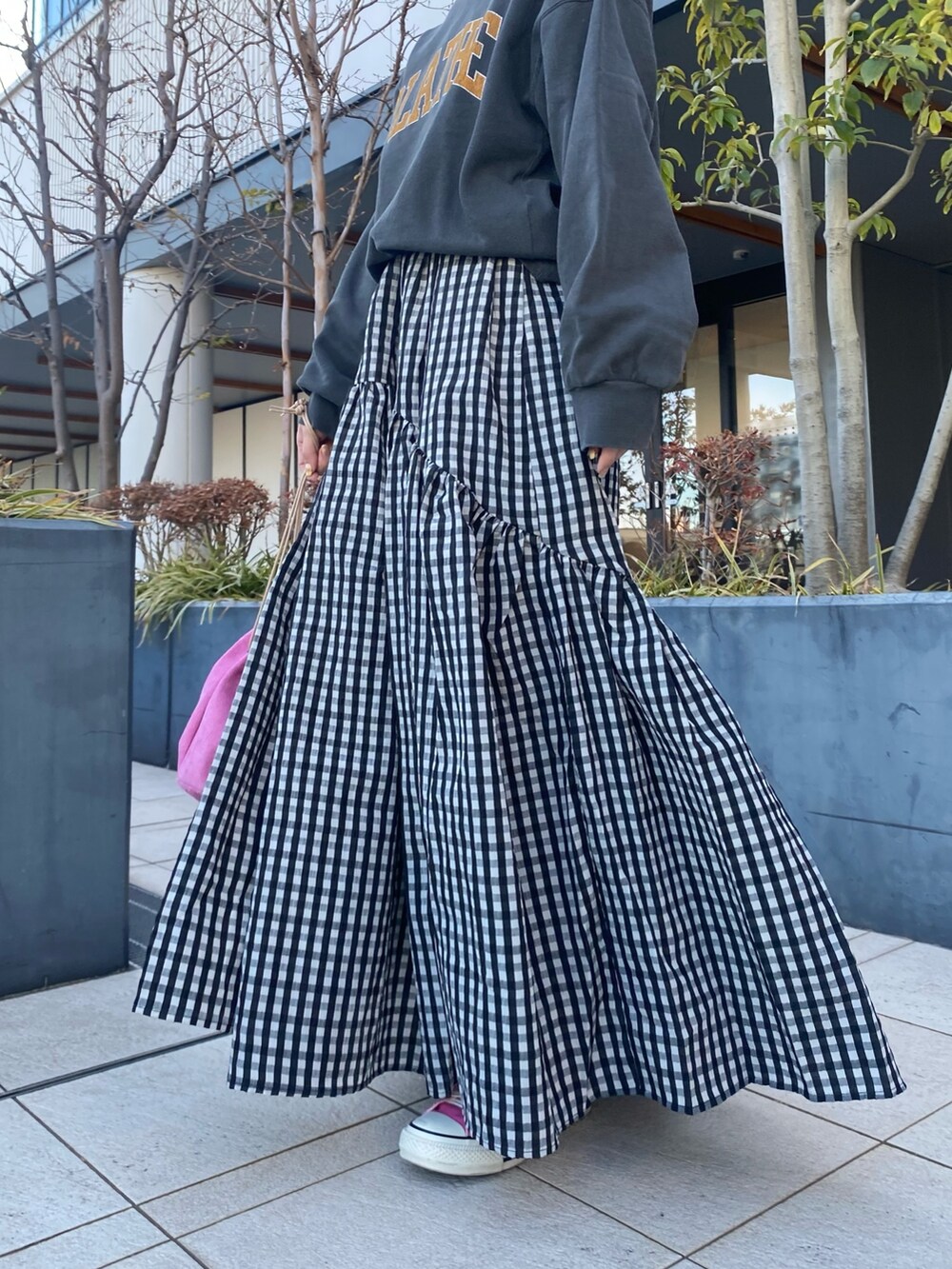その他のスカート、グレー系のTシャツ/カットソー、ピンク系のハンドバッグを着用したレディースの冬コーディネートの4枚目の写真
