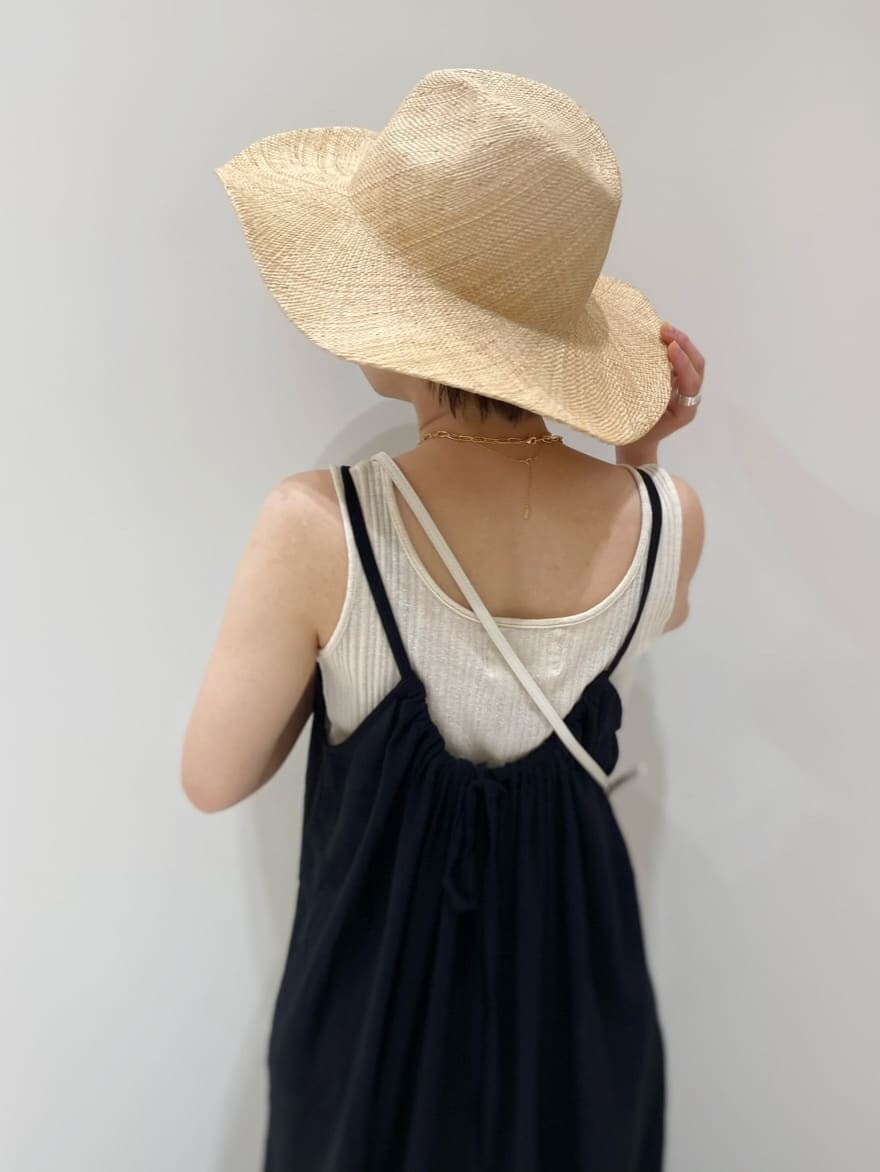 ホワイト系のボディバッグ/ウエストポーチ、ホワイト系のサンダルを着用したレディースの夏コーディネートの4枚目の写真