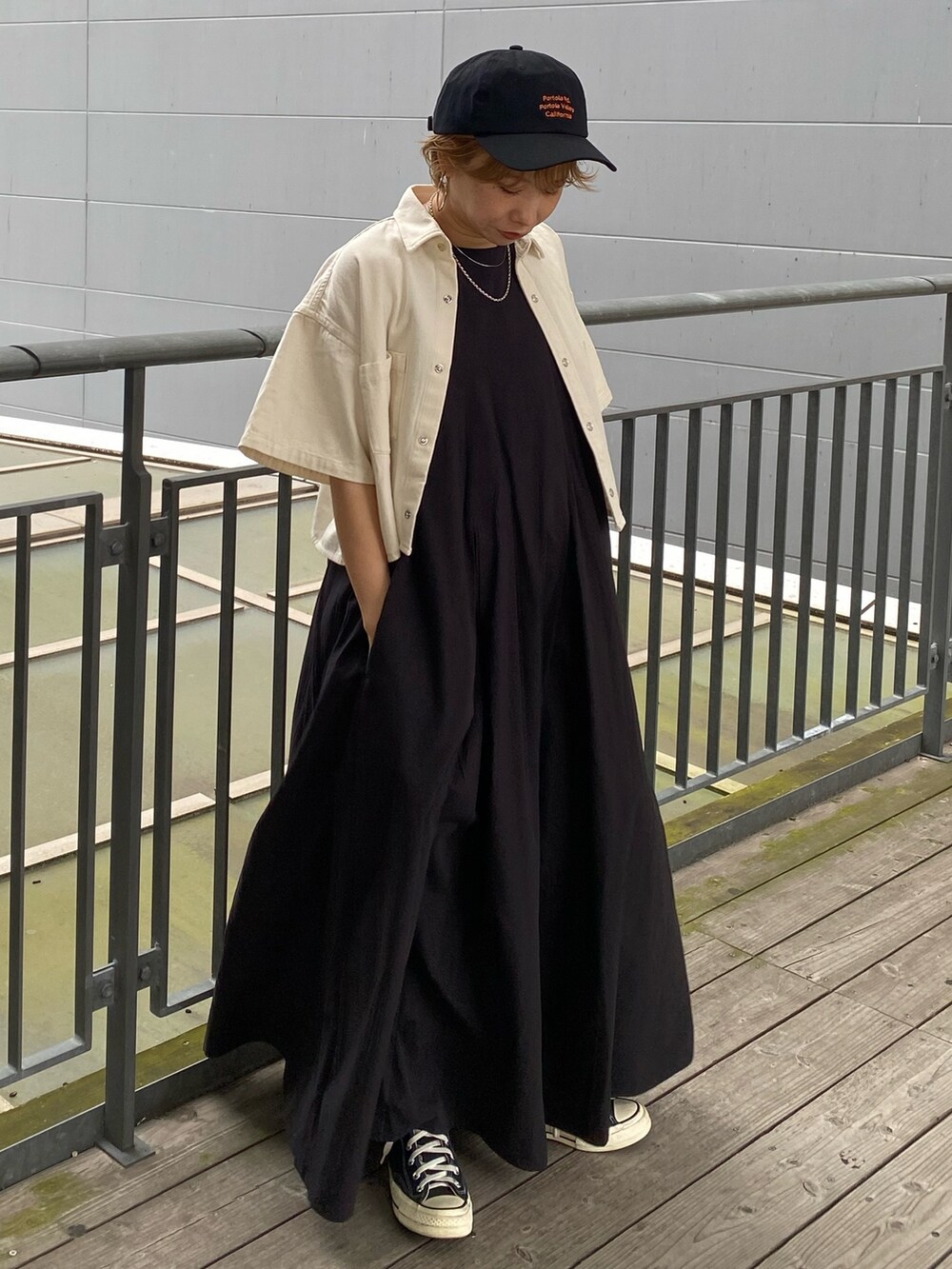 ホワイト系のシャツ/ブラウス、ブラック系のワンピース、グレー系のキャップを着用したレディースの春コーディネートの2枚目の写真