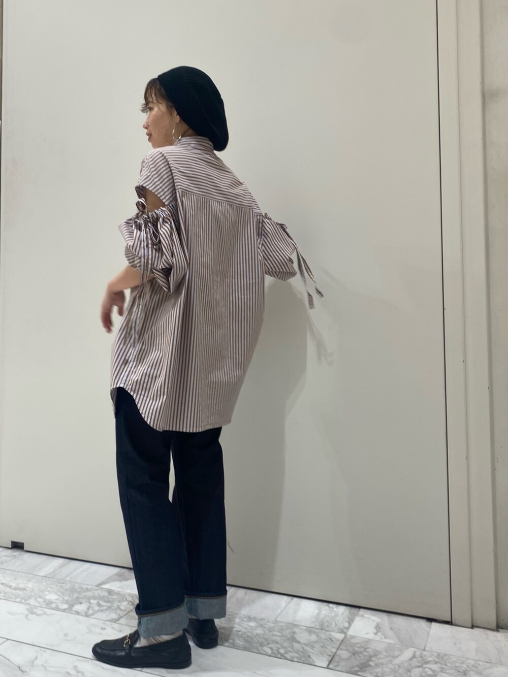 ブルー系のデニムジャケット、ブルー系のデニムパンツ、ブラウン系のシャツ/ブラウスを着用したレディースの秋コーディネートの4枚目の写真