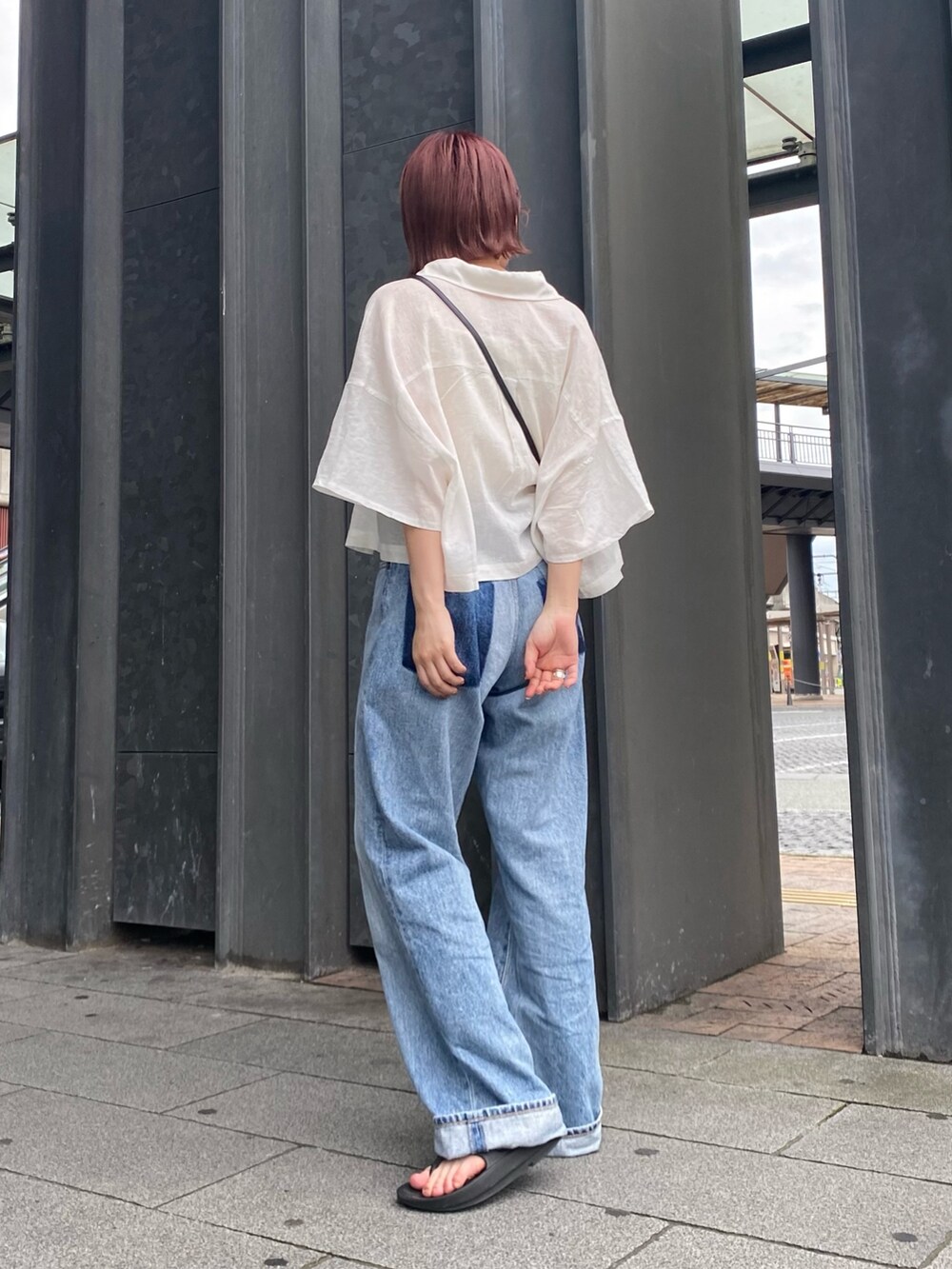 ホワイト系のシャツ/ブラウス、ホワイト系のキャミソール、ブルー系のデニムパンツを着用したレディースの夏コーディネートの2枚目の写真