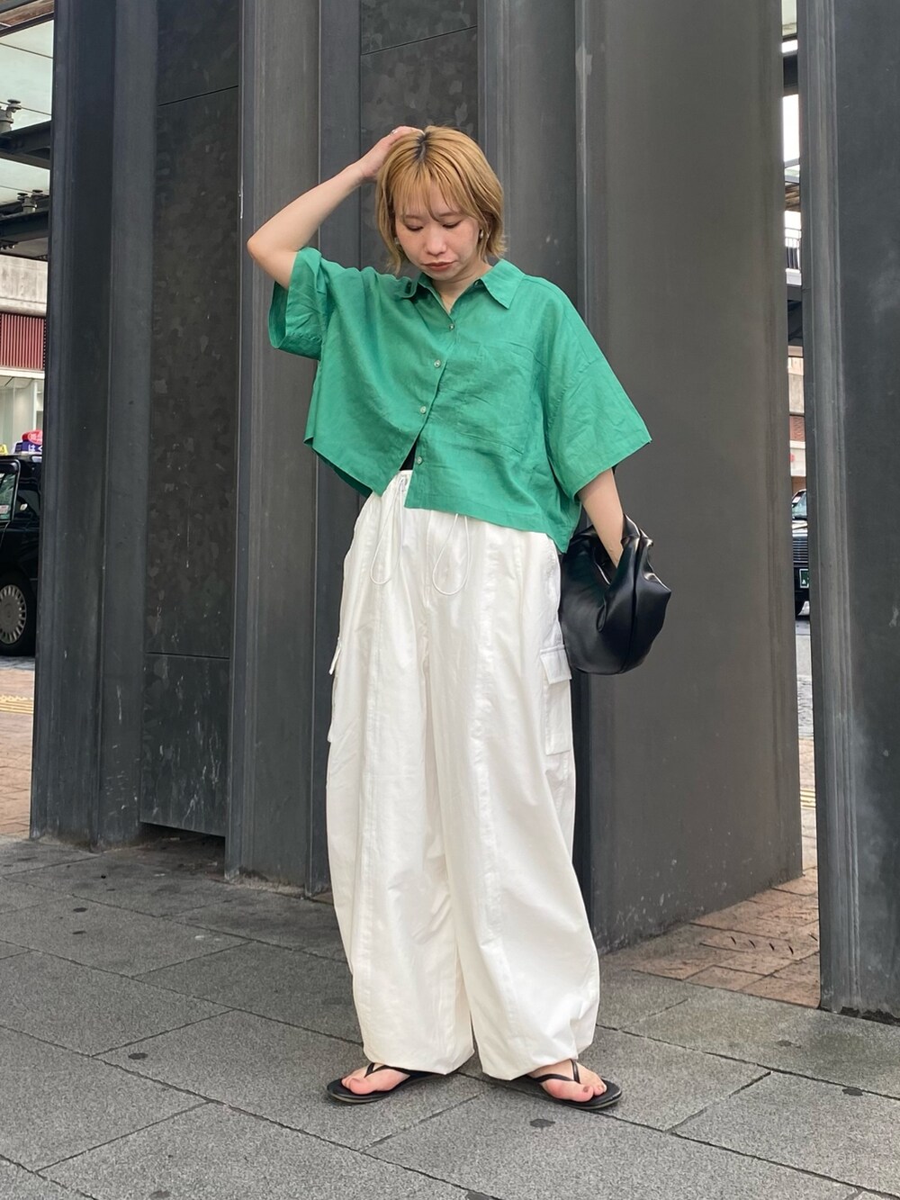 グリーン系のシャツ/ブラウス、ホワイト系のカーゴパンツ、ブラック系のハンドバッグを着用したレディースの夏コーディネートの2枚目の写真