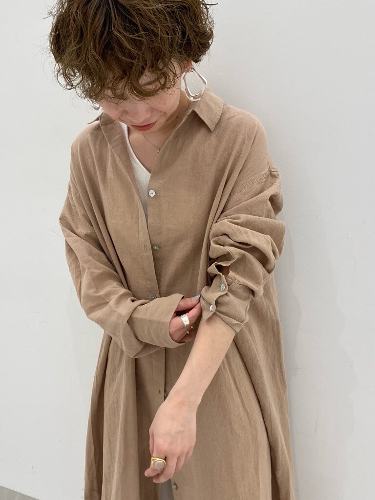 ベージュ系のワンピース、ベージュ系のその他パンツ、ホワイト系のタンクトップを着用したレディースの春コーディネートの4枚目の写真