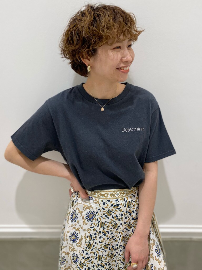 ホワイト系のスカート、グレー系のTシャツ/カットソーを着用したレディースの春コーディネートの6枚目の写真