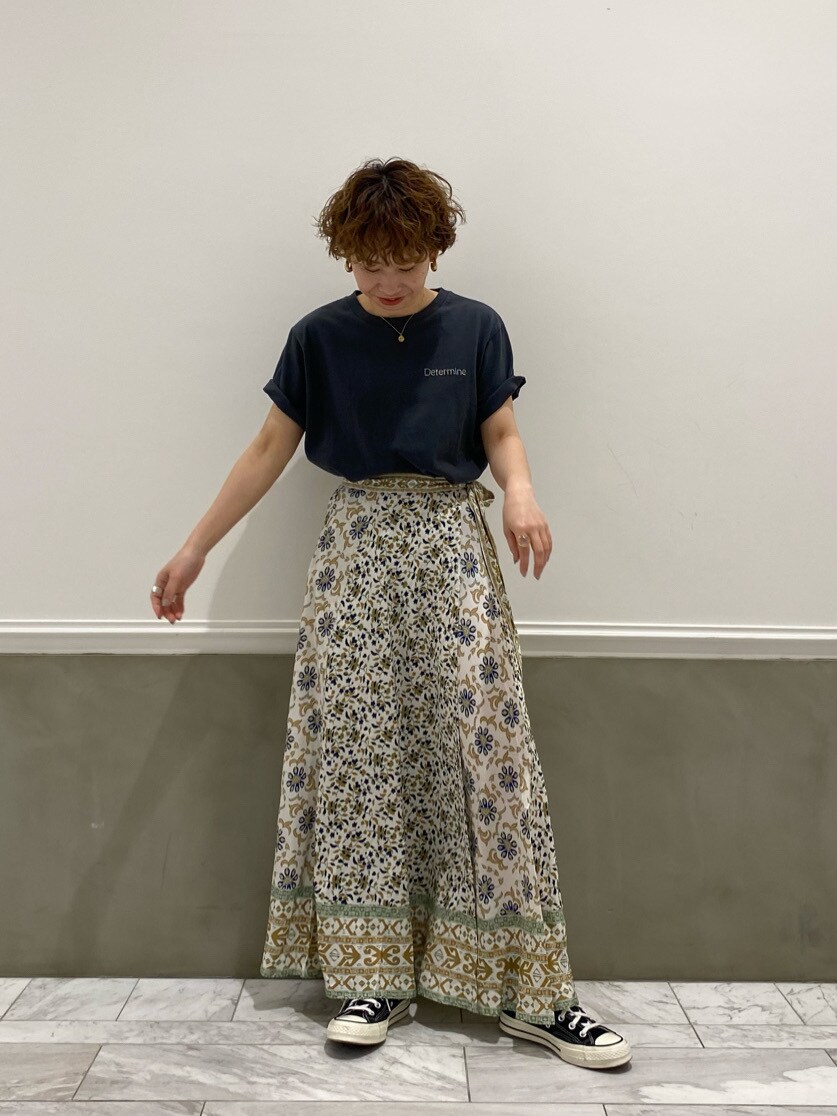 ホワイト系のスカート、グレー系のTシャツ/カットソーを着用したレディースの春コーディネートの3枚目の写真