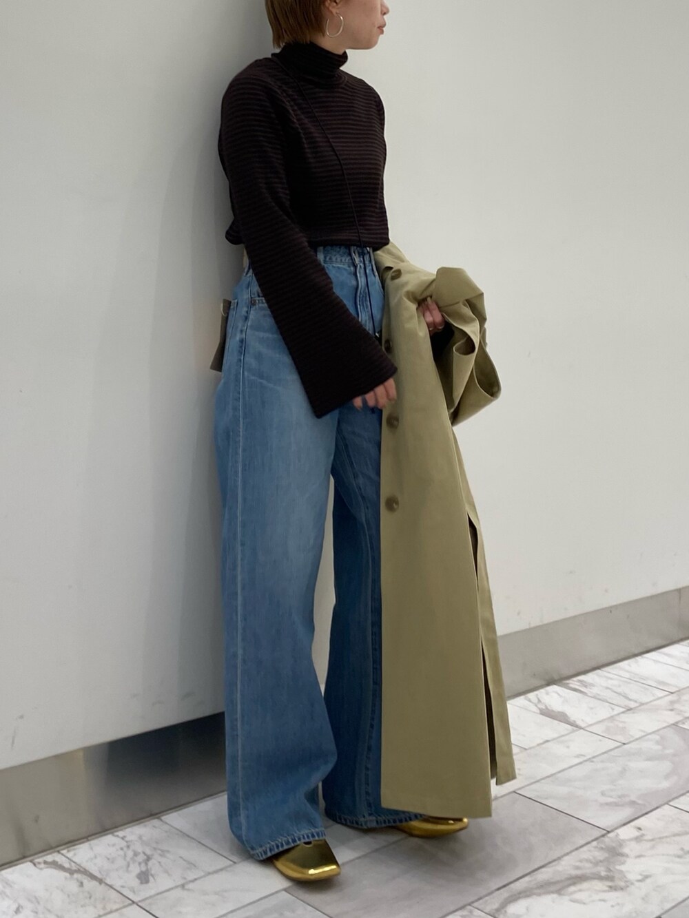 ベージュ系のその他アウター、ブラック系のショルダーバッグ、ブラウン系のニット/セーターを着用したレディースの冬コーディネートの2枚目の写真