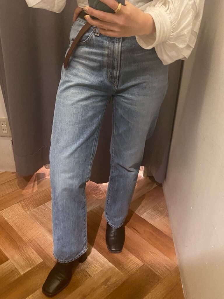 ホワイト系のシャツ/ブラウス、ブルー系のデニムパンツを着用したレディースの冬コーディネートの4枚目の写真