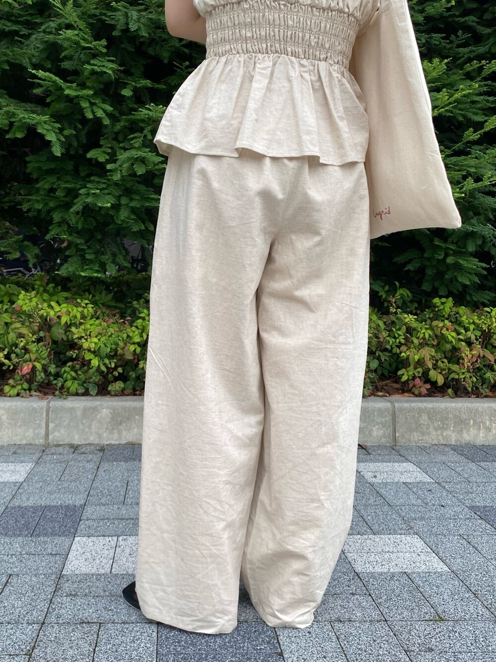 ホワイト系のキャミソール、ホワイト系のその他パンツ、ブラック系のサンダルを着用したレディースの夏コーディネートの6枚目の写真