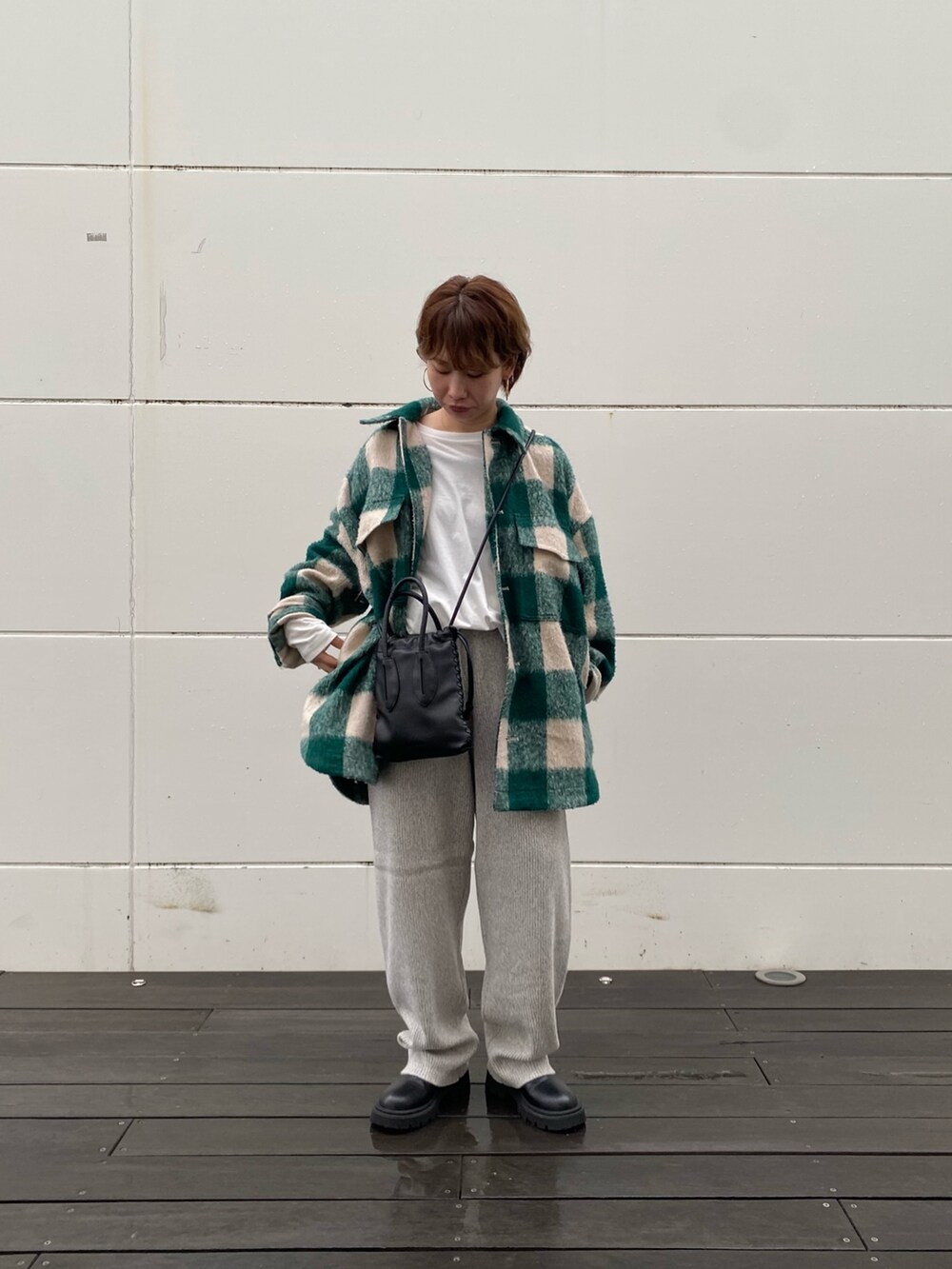 ホワイト系のTシャツ/カットソー、グリーン系のシャツ/ブラウス、グレー系のその他パンツを着用したレディースの秋コーディネートの3枚目の写真