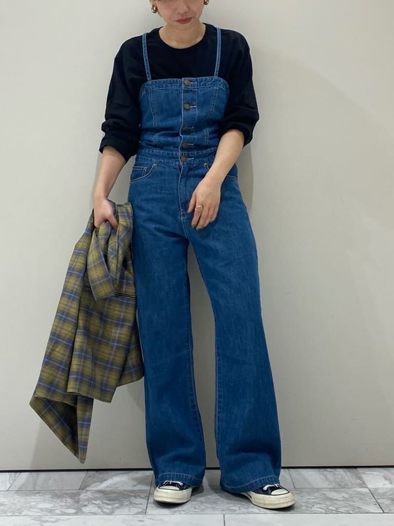 ブラック系のTシャツ/カットソー、イエロー系のテーラードジャケット、ブルー系のつなぎ/オールインワンを着用したレディースの夏コーディネートの3枚目の写真