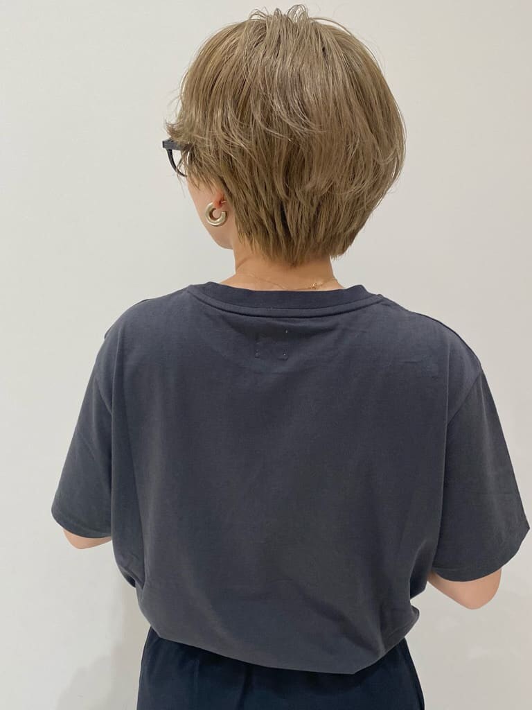 ブラック系のスカート、グレー系のTシャツ/カットソーを着用したレディースの夏コーディネートの3枚目の写真