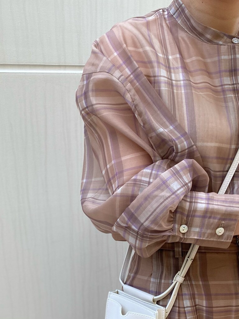 ホワイト系のボディバッグ/ウエストポーチ、ベージュ系のシャツ/ブラウス、ベージュ系のその他パンツを着用したレディースの春コーディネートの2枚目の写真