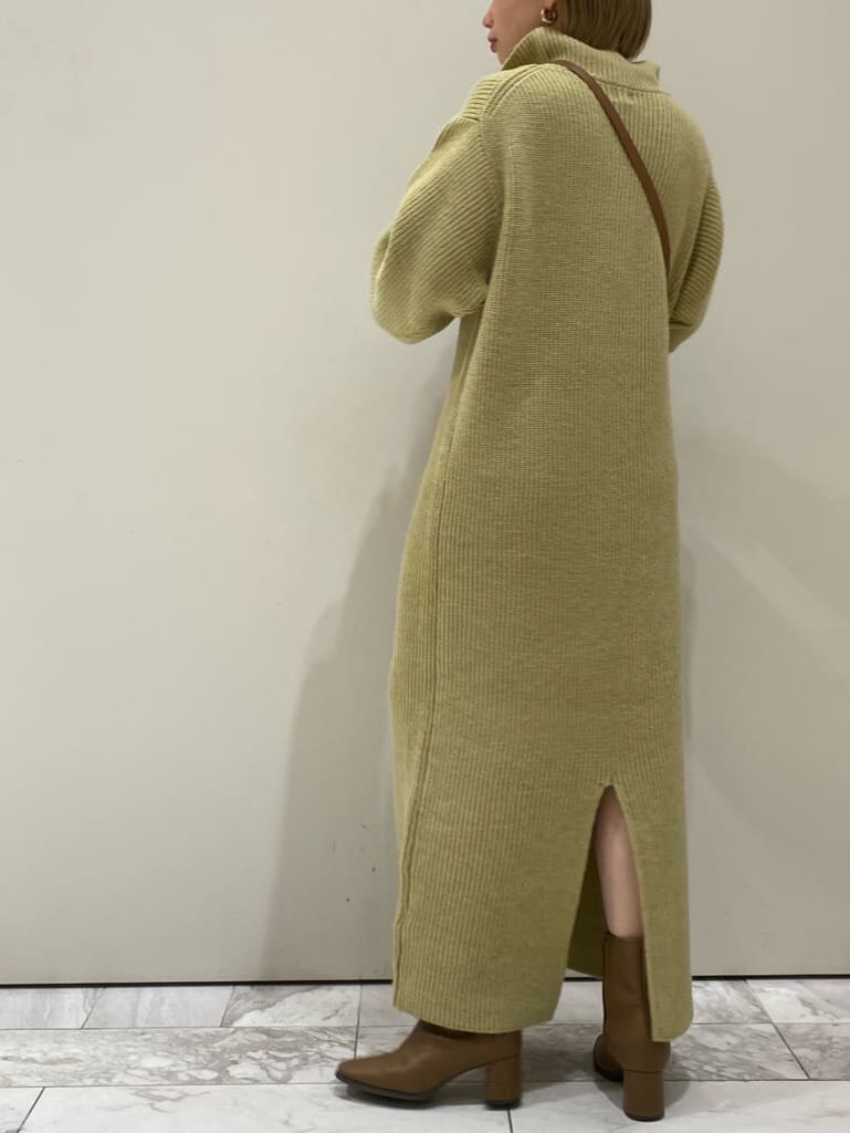 ブラック系のTシャツ/カットソー、ブラウン系のチェスターコート、グリーン系のワンピースを着用したレディースの冬コーディネートの3枚目の写真