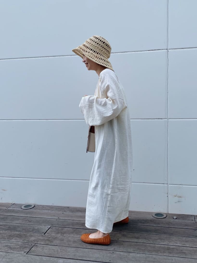 ブラウン系のパンプス、ブラウン系のショルダーバッグ、ホワイト系のタンクトップを着用したレディースの春コーディネートの2枚目の写真