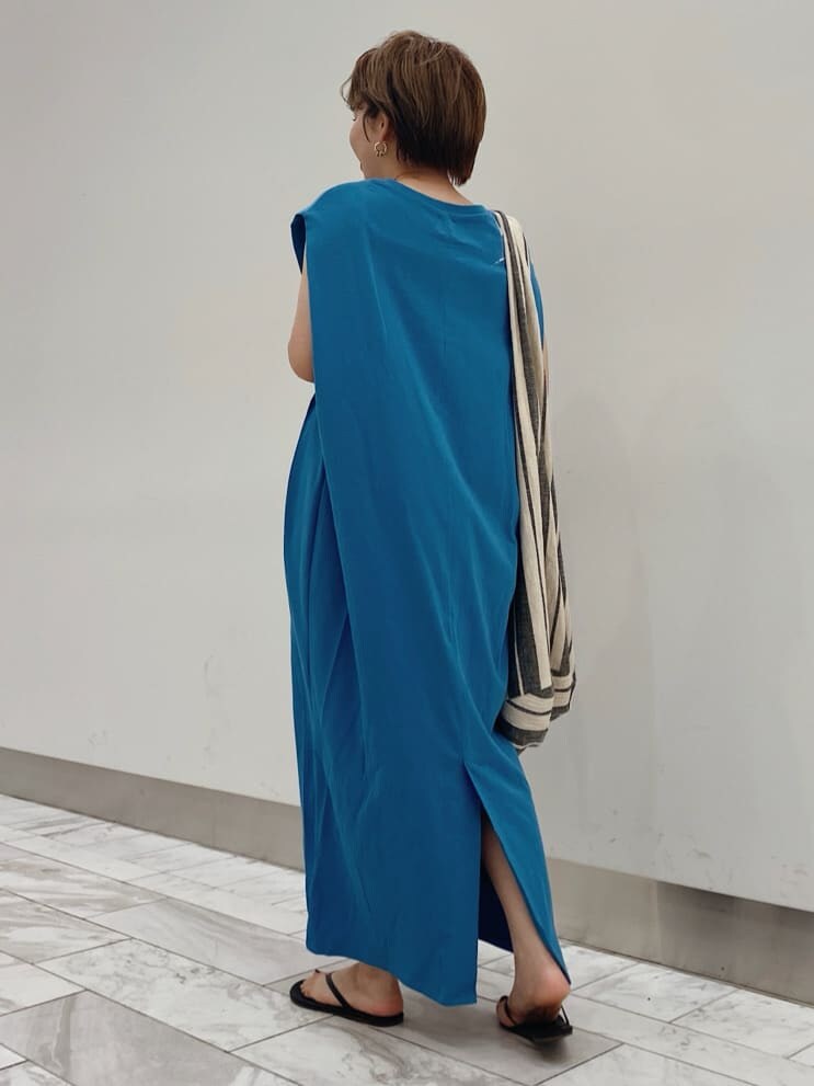 ブルー系のワンピースを着用したレディースの夏コーディネートの3枚目の写真