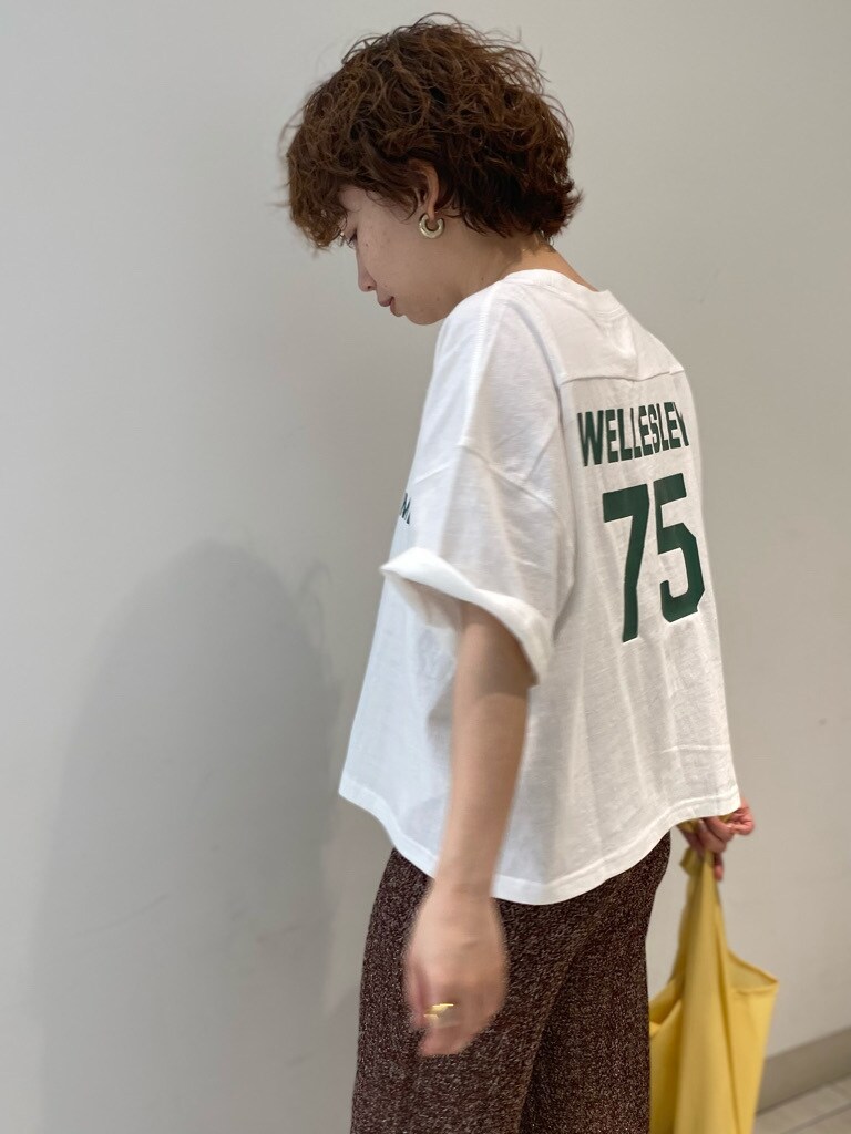 ブラック系のサンダル、イエロー系のハンドバッグ、ホワイト系のTシャツ/カットソーを着用したレディースの春コーディネートの6枚目の写真