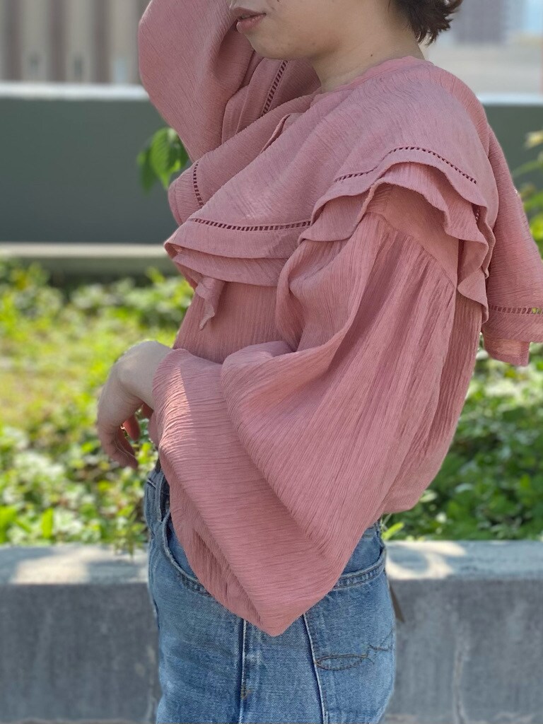 ブラック系のハンドバッグ、ブルー系のデニムパンツ、ピンク系のシャツ/ブラウスを着用したレディースの春コーディネートの3枚目の写真