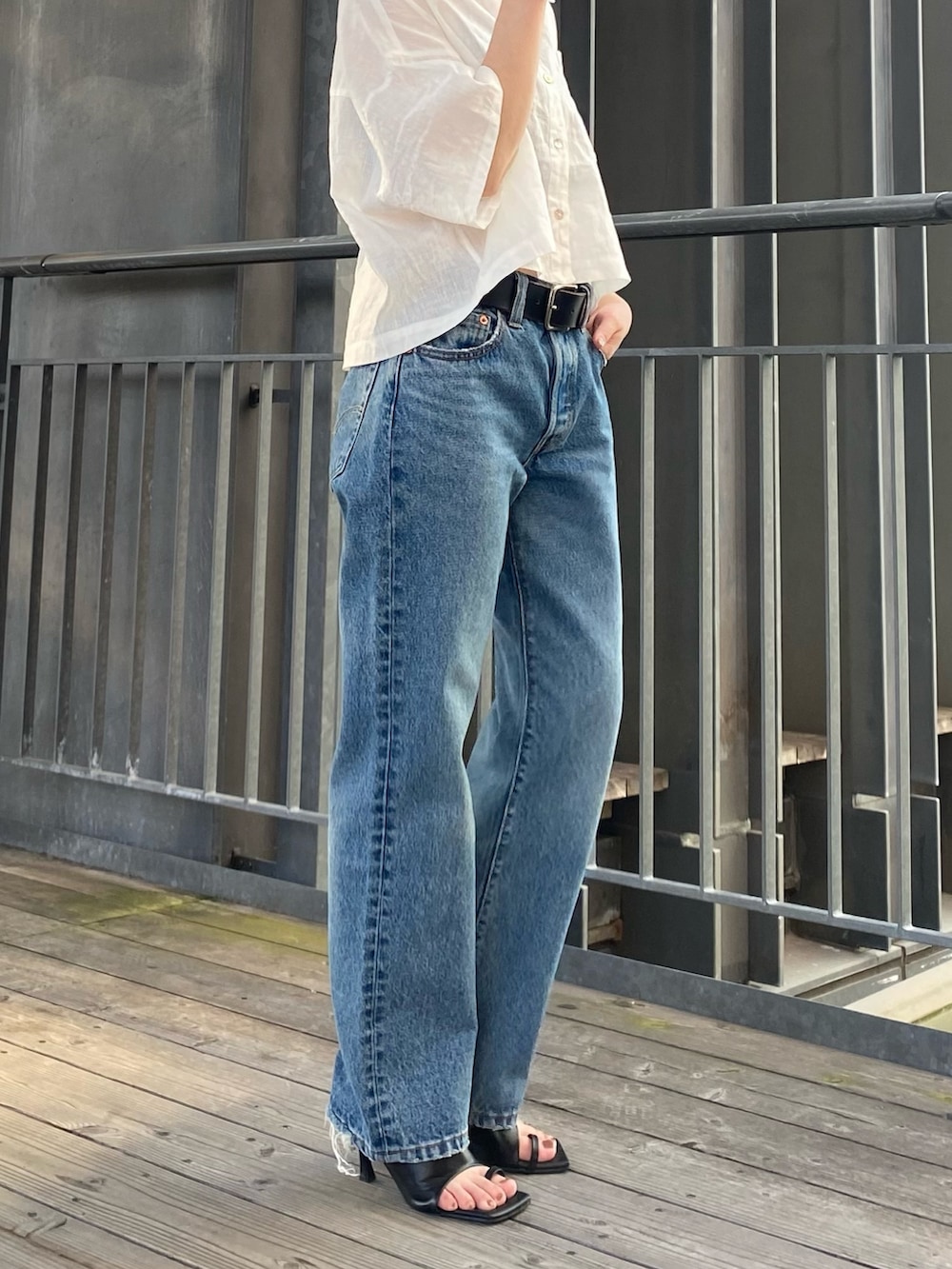 ブルー系のデニムパンツ、ホワイト系のシャツ/ブラウスを着用したレディースの夏コーディネートの3枚目の写真